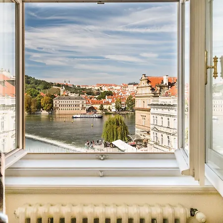 Charles Bridge Palace Szálloda