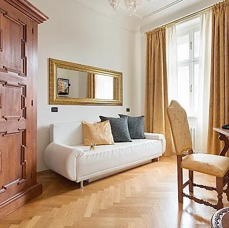 チャールズ ブリッジ パレス ホテル 4*