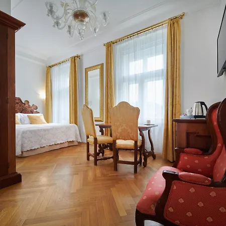 Charles Bridge Palace מלון