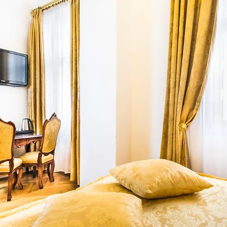 מלון Charles Bridge Palace 4*