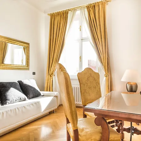 מלון Charles Bridge Palace פראג