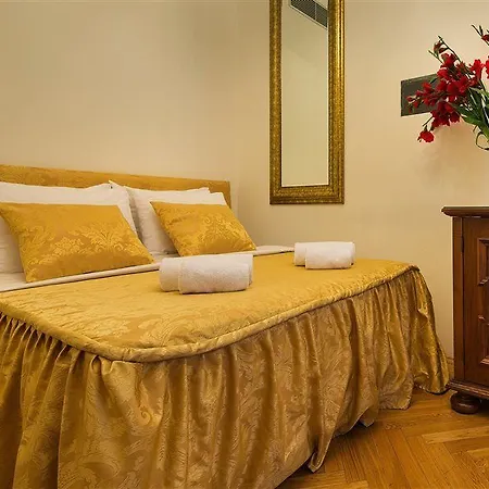 チャールズ ブリッジ パレス