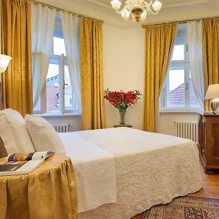 チャールズ ブリッジ パレス ホテル