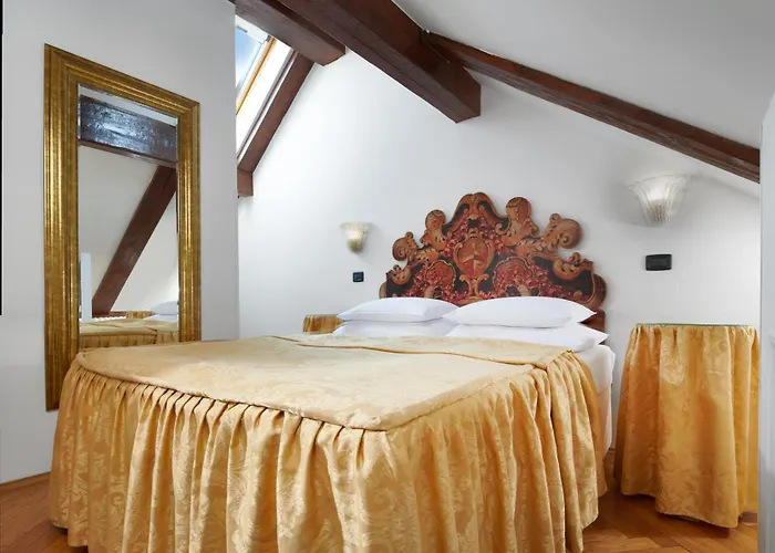 查理大桥宫酒店