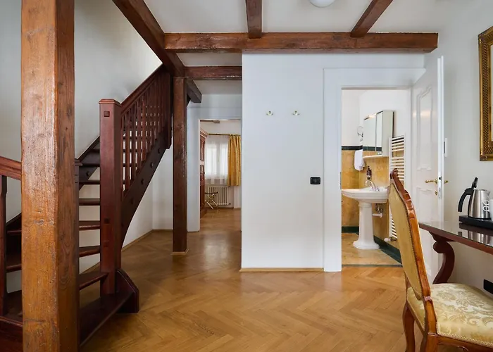 查理大桥宫酒店 4*