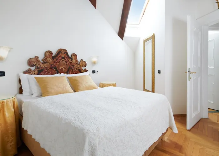 查理大桥宫酒店