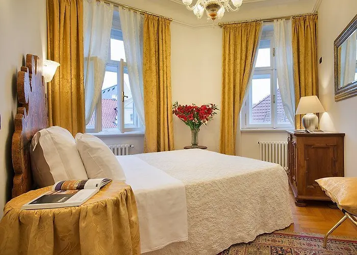 查理大桥宫酒店 酒店